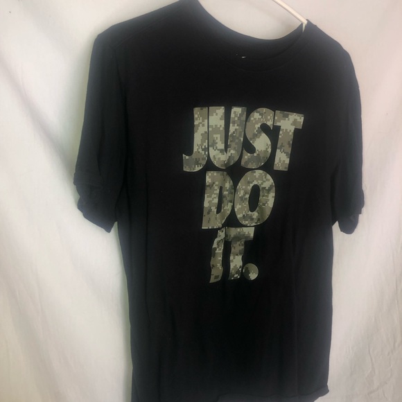 Nike black and camo tshirt - Picture 3 of 11